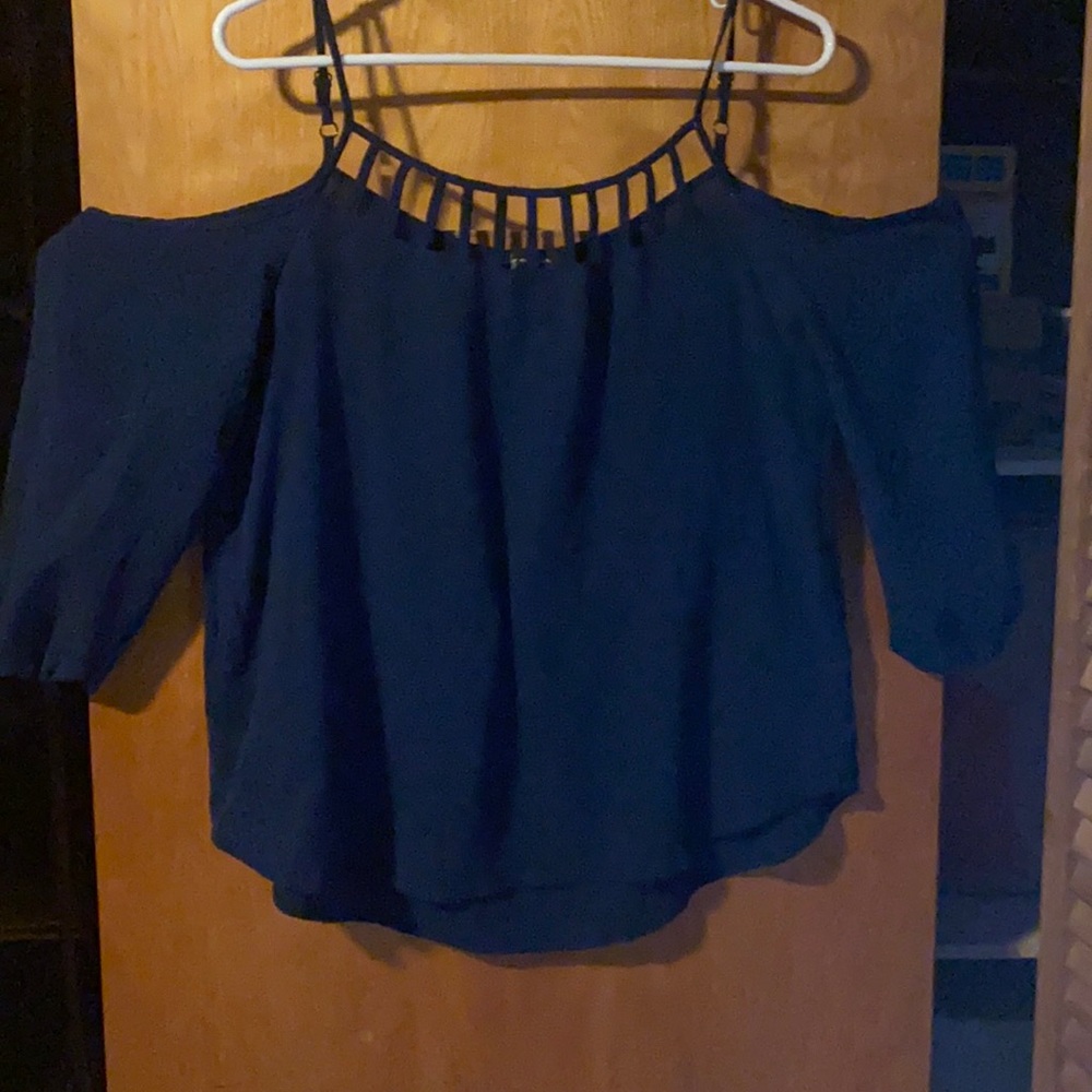 Gorgeous off the shoulders blouse brand new never worn 20$ or best offer